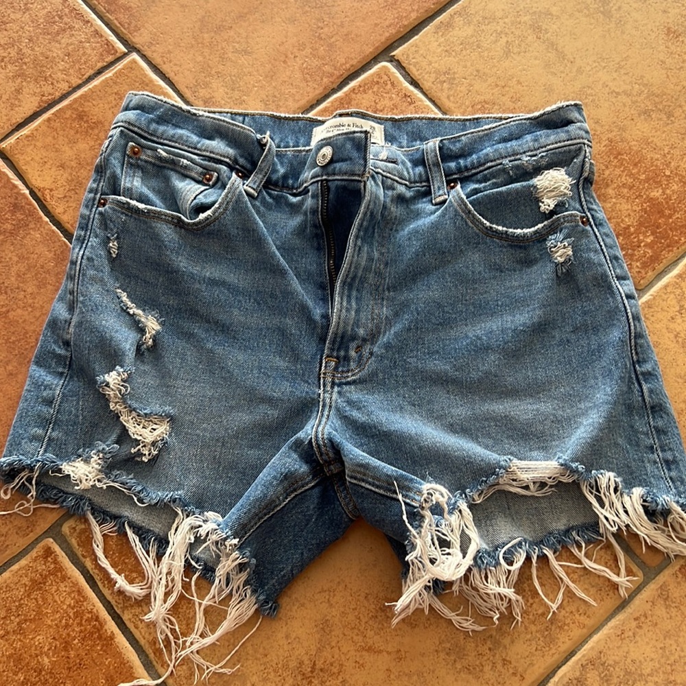 Abercrombie & Fitch The 4” Mom Short High Rise. Size 28/6.